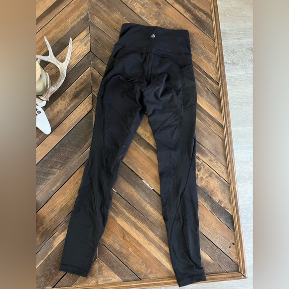 Black pocket/mesh lululemon leggings - Picture 2 of 4